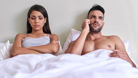 Příliš líní na sex? Tři hlavní důvody, proč vám to v ložnici neklape a jak to vyřešit