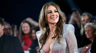 Liz Hurley jako šedesátiletá bohyně. Po boku přítele zářila v sexy šatech, které ukázaly téměř vše