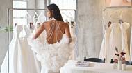 Svatební šaty roku 2026: Minimalismus, korzety i zkrácené délky. Jak vypadá moderní nevěsta?
