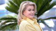 Catherine Deneuve se netváří, že nestárne. V 82 letech ale vypadá fantasticky! Francouzky to umí