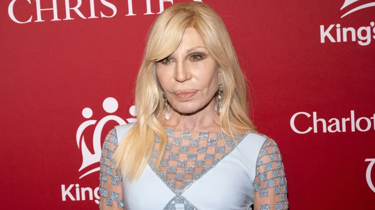 Donatella Versace po 28 letech končí jako kreativní ředitelka, nahradí ji Dario Vitale — image 2