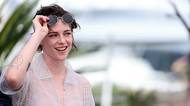 Skoro nahá v kostýmku Chanel. Ukázala, nebo neukázala vše? Kristen Stewart a „její“ dress code v Cannes