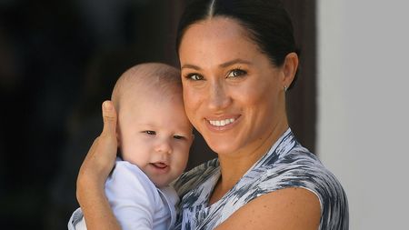 Princ Archie v&nbsp;celé své kráse! „Fanynka“ zveřejnila, jak dnes syn Meghan a&nbsp;Harryho opravdu vypadá. Je to fér?