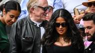 Salma Hayek (59) uchvacuje pořád i v černé: Výstavní dekolt, bohatý manžel a kabelka za statisíce