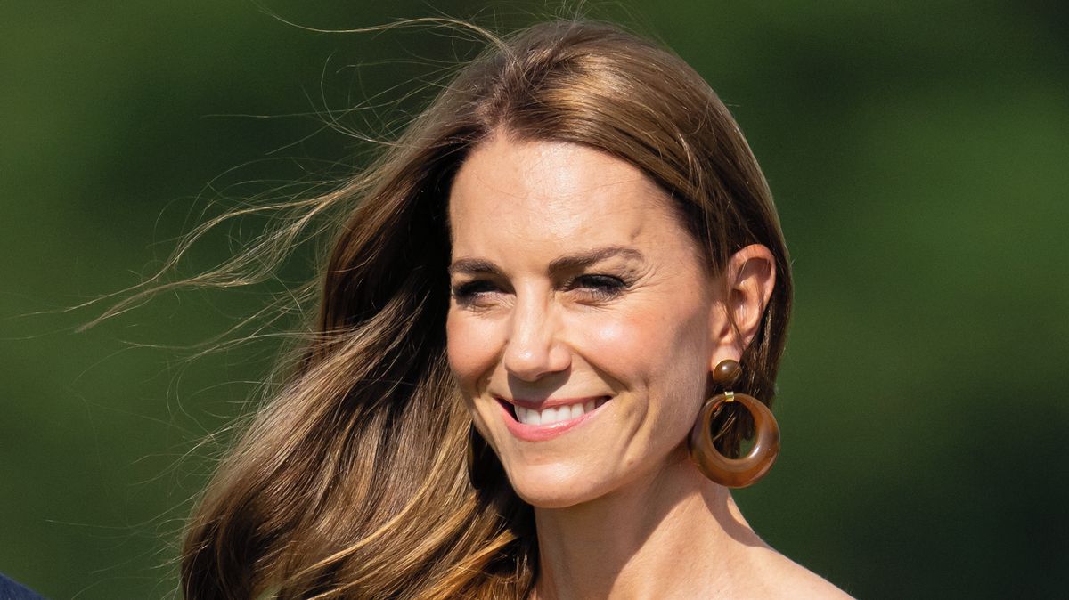 Kate Dech Dokonalé letní šaty podle princezny Kate? Zdobí je vzor, který nikdy ...